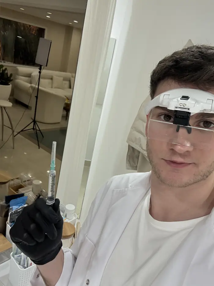 El Dr. Hener preparando una mesoterapia capilar