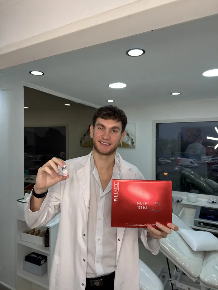 El Dr. Hener con el producto de mesoterapia NCTF en su consultorio