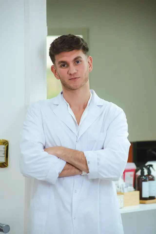 Retrato del Dr. León Hener con ambo blanco en su consultorio