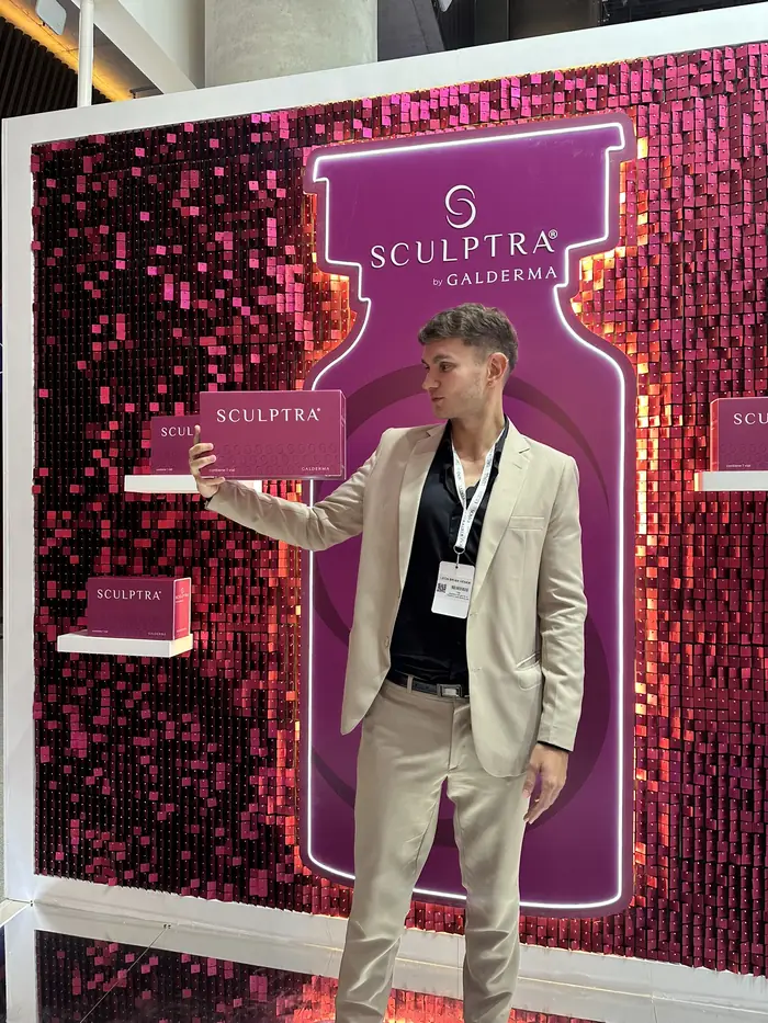 El Dr. Hener en un encuentro de Sculptra