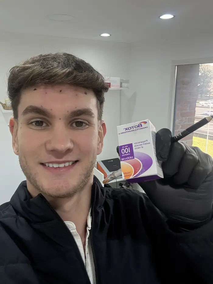 El Dr. Hener en el consultorio, listo para una aplicación de toxina botulínica